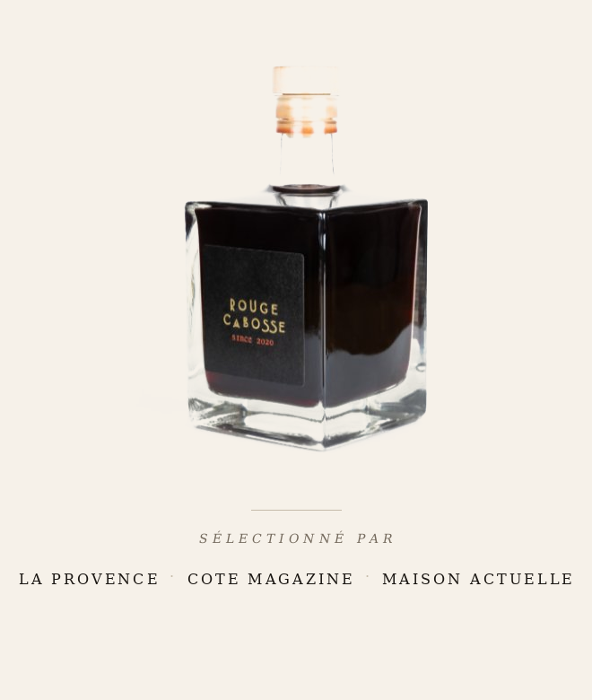 photo de la bouteille cubique rouge cabosse mentionnant les 3 articles de presse dans lesquels elle apparait : La Provence, Maison actuelle, Côte Magazine