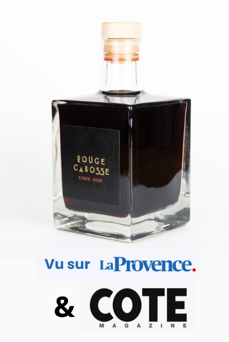 Bouteille Rouge Cabosse® 50 cl au design cubique, présentée avec les logos La Provence et COTE Magazine, indiquant sa mise en avant médiatique et sa reconnaissance dans la presse.