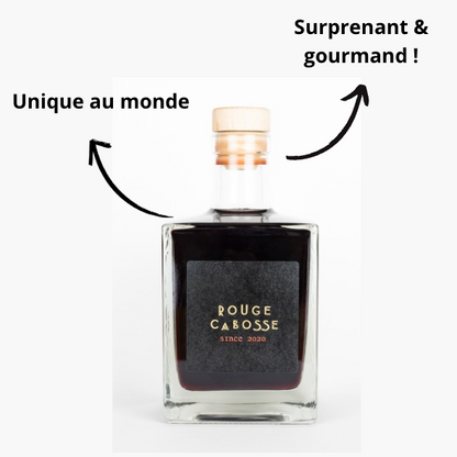 Bouteille Rouge Cabosse® 50 cl, bouteille cubique design avec mentions ‘Unique au monde’ et ‘Surprenant & gourmand’, représentant un vin rouge aux arômes naturels de cacao.