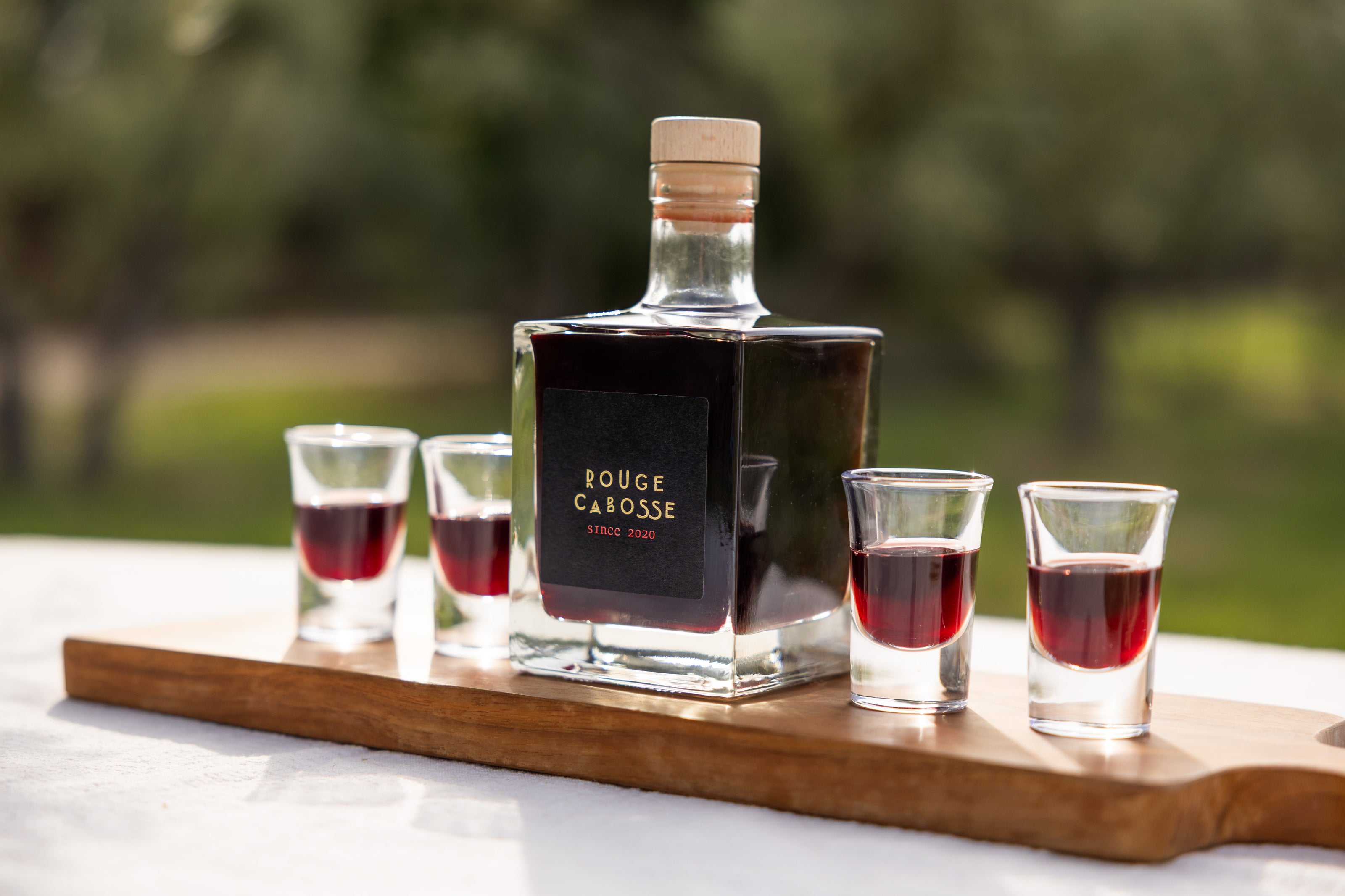 rouge cabosse avec ses verres à shots pour déguster en digestif 