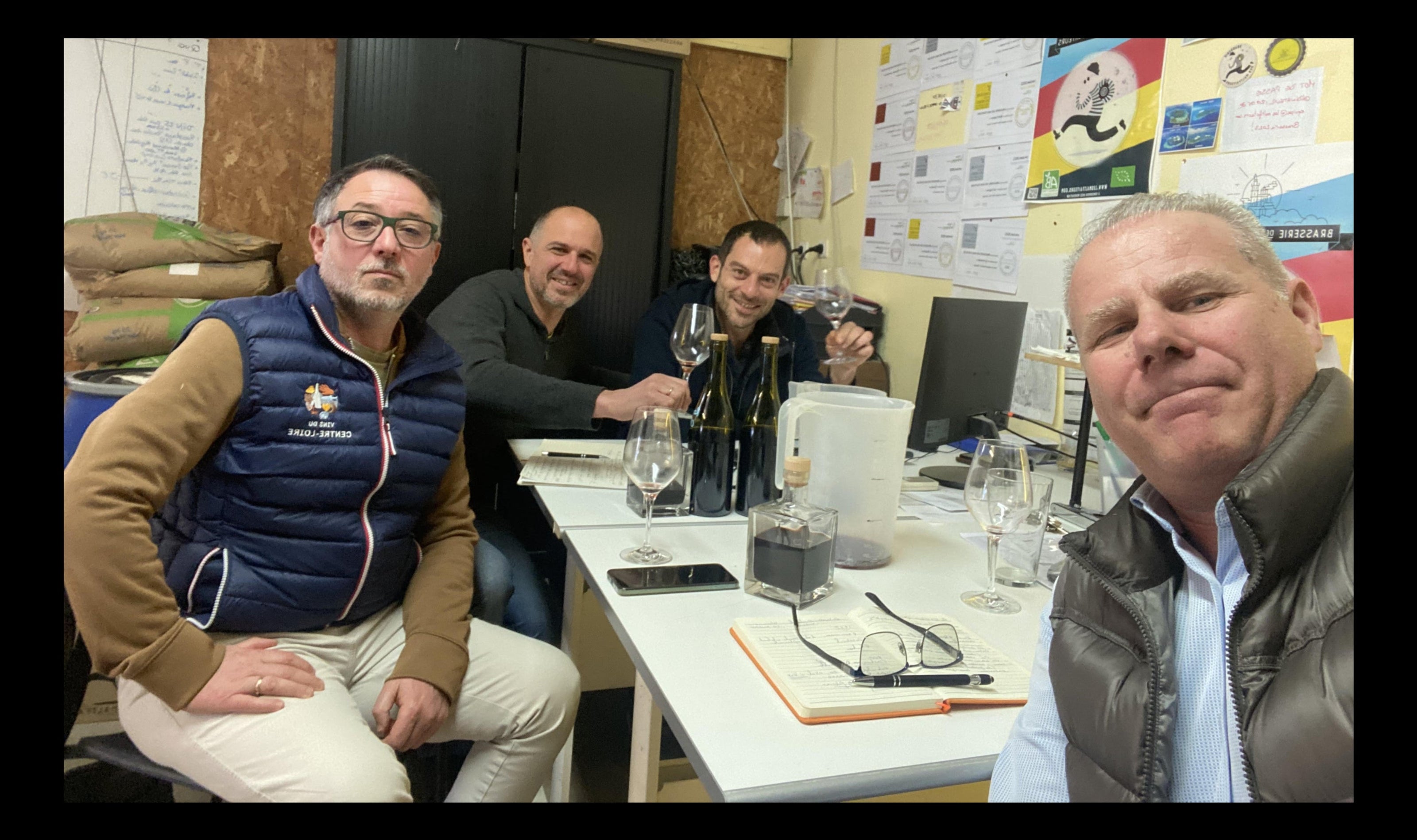 photo de l'équipe rouge cabosse avec Olivier Marotte le créateur, les deux oenologues Daniel et sylvain ainsi que Frederic chanal le dirigeant de la société INNO WINE, productrice de Rouge cabosse 