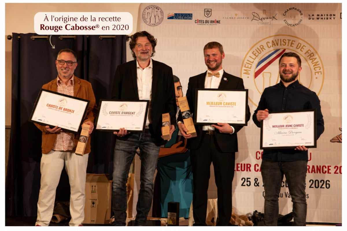 Les quatre cavistes médaillés du concours du Meilleur Caviste de France 2026. À gauche, Olivier Marotte, Caviste de Bronze, tient son diplôme ; une légende indique qu'il est à l'origine de la recette Rouge Cabosse® en 2020.