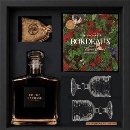 Coffret Signature Rouge Cabosse carton noir : flacon 700 ml, chocolats Hasnaâ Ferreira et deux calices en verre pressé